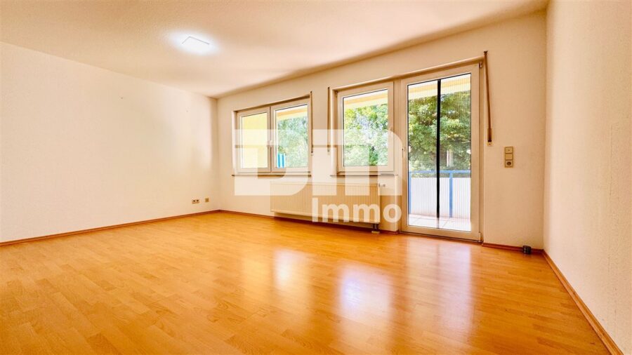 Hochklassige Dreizimmerwohnung im 1.OG mit Loggia + TG Stellplatz in gesuchter Lage - Wohn / Esszimmer / Zugang Balkon